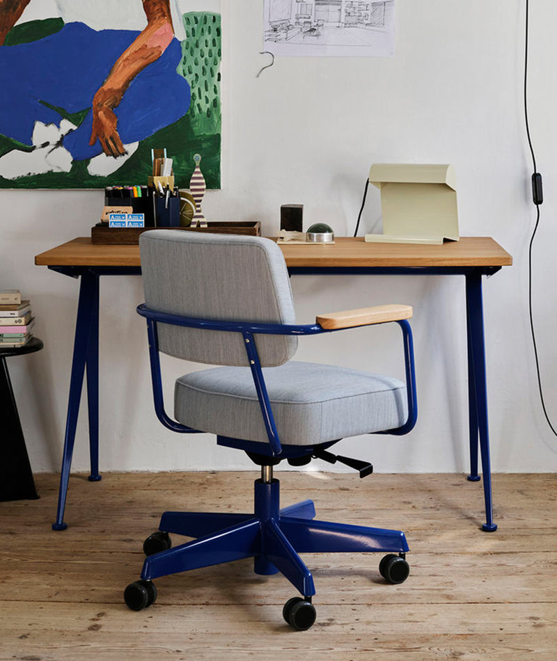 Compas Direction Desk