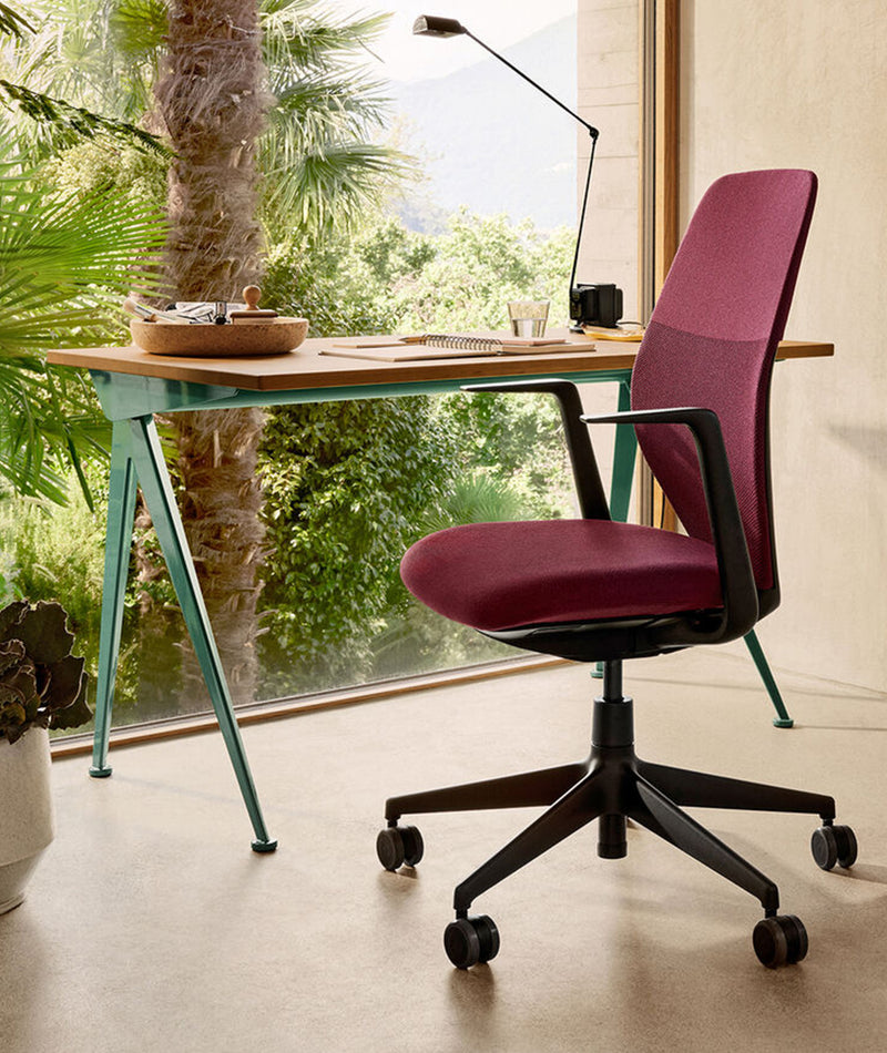 Compas Direction Desk